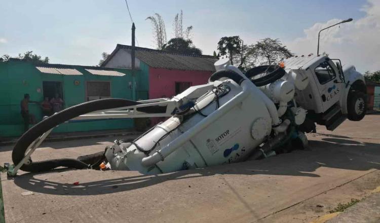 Se traga socavón a camión vactor en Jahuacapa, Jalapa