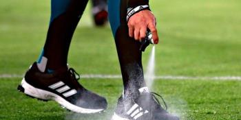 Creador del spray para marcar distancias en las canchas gana demanda millonaria a la FIFA