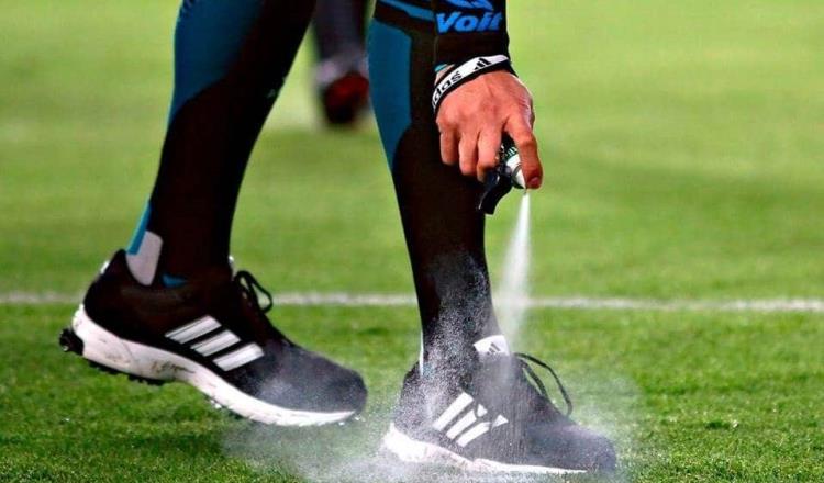 Creador del spray para marcar distancias en las canchas gana demanda millonaria a la FIFA
