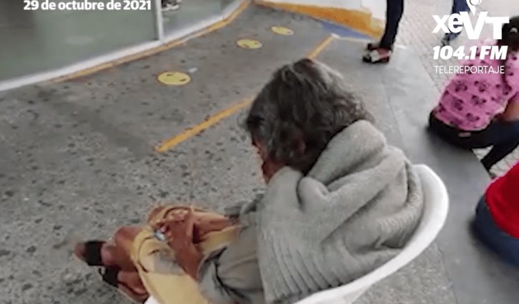 Abuelita lleva 7 días durmiendo a la intemperie en la Zona Luz