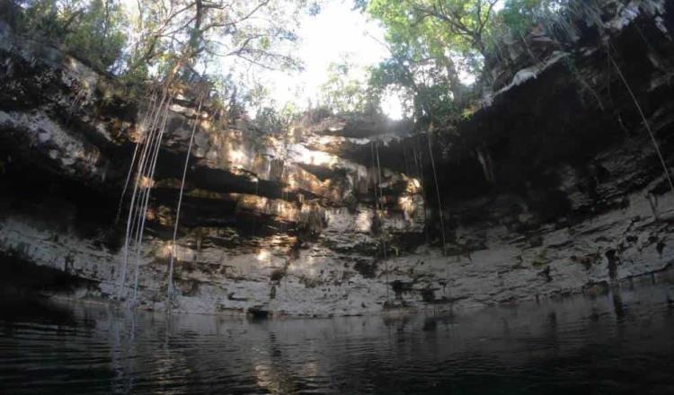 Hallan canoa prehispánica en cenote durante trabajos del Tren Maya