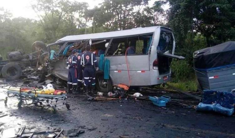 Mueren 13 personas en accidente carretero en Brasil; decretan tres días de luto