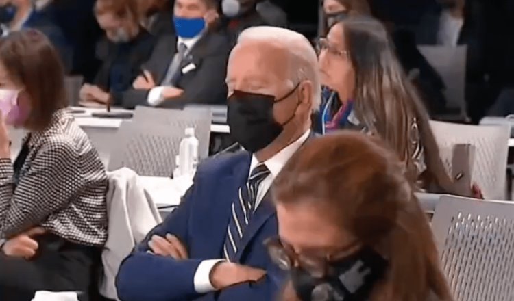 Captan a Joe Biden quedándose dormido en la cumbre contra el cambio climático