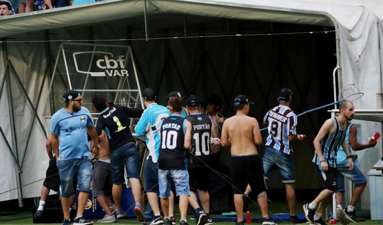 Aficionados del Gremio en Brasil, destruyen VAR, tras gol anulado