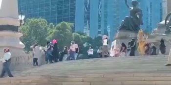 Feministas irrumpen en evento de "Checo" Pérez y son retiradas por la Policía de la CDMX