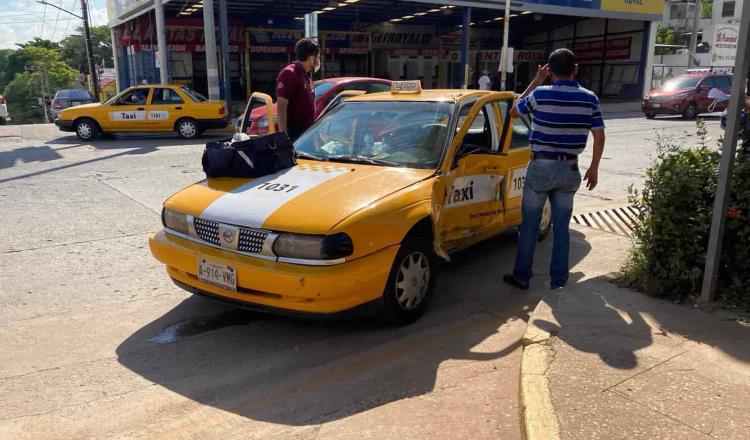 Taxi es chocado tras intentar dar vuelta prohibida… en Villahermosa