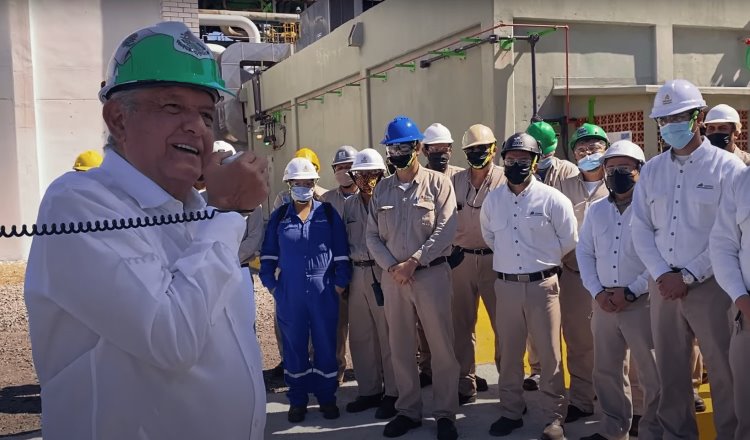 AMLO revisa rehabilitación de refinería en Ciudad Madero, Tamaulipas