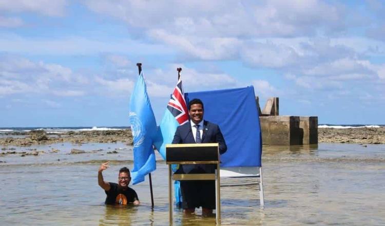 Con agua hasta las rodillas, ministro de Tuvalú lanza mensaje sobre cambio climático