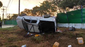 Vuelca camioneta en la ranchería Lázaro Cárdenas; conductor sufre lesiones