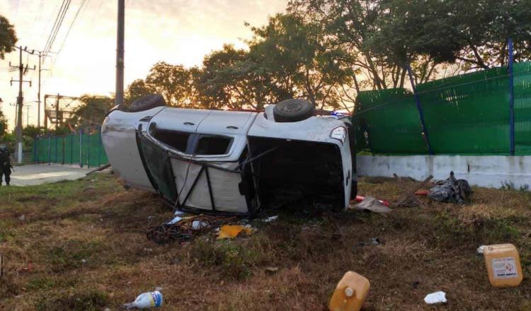 Vuelca camioneta en la ranchería Lázaro Cárdenas; conductor sufre lesiones