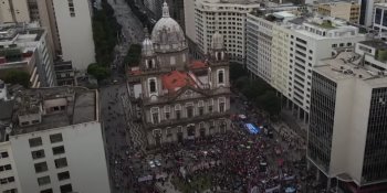 Brasil enfrenta aumento de casos de COVID-19 y brotes de influenza