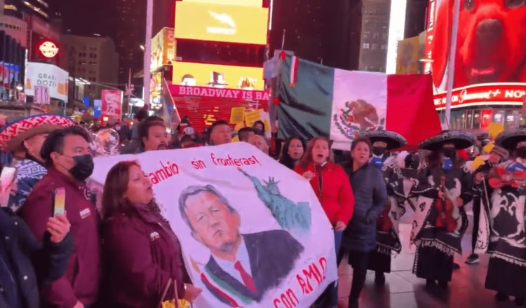 Con mariachis esperan a AMLO en Time Square