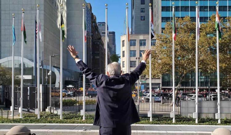 Obrador saluda a connacionales y posa con alebrije en NY