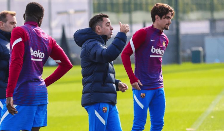 Xavi Hernández dirige su primer entrenamiento en el Barça