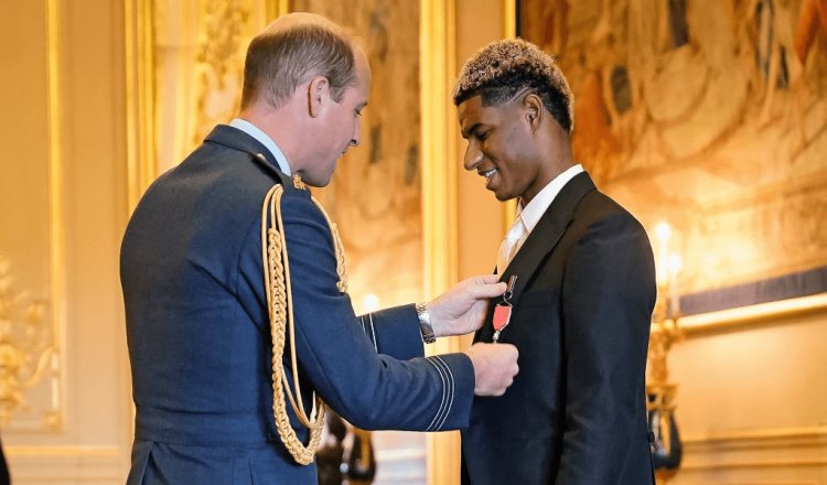 Marcus Rashford recibe medalla de la Corona Británica