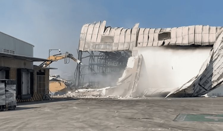 Derriban muros en CEDIS de Súper Sánchez; logran bomberos acceso total