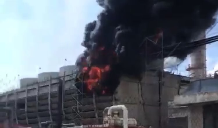 Se incendia torre de enfriamiento de la refinería de Cadereyta