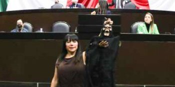 Diputada de Morena intimida a legisladora panista con una figura de la ´muerte´