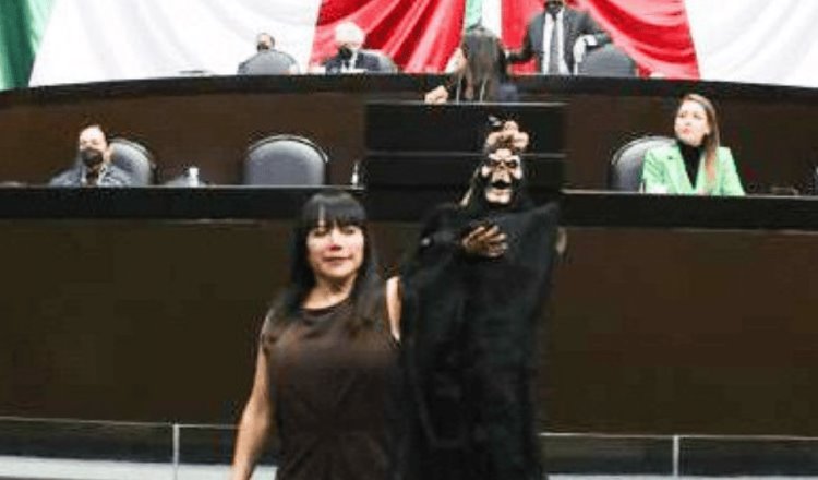 Diputada de Morena intimida a legisladora panista con una figura de la ‘muerte’