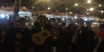 Llevan serenata a Palacio Nacional por cumpleaños de AMLO