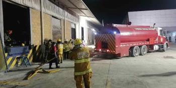 Sofocan incendio en bodega de Súper Sánchez; usaron 3.7 millones de litros de agua