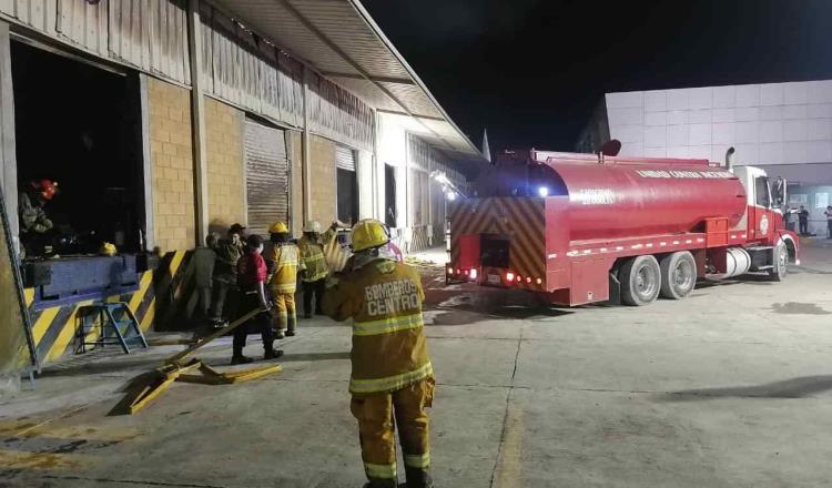 Sofocan incendio en bodega de Súper Sánchez; usaron 3.7 millones de litros de agua