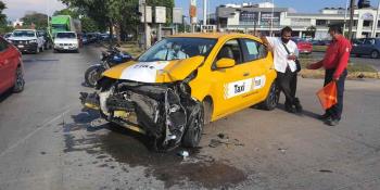 Chocan taxi y camión de Protección Civil en periférico de Villahermosa