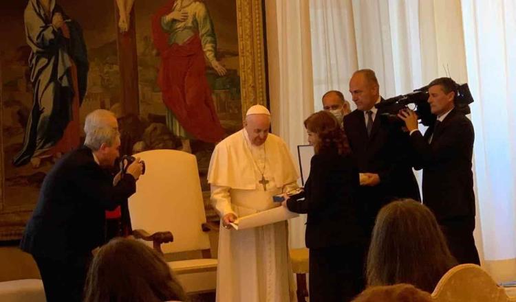 Recibe Valentina Alazraki reconocimiento de manos del Papa Francisco por su trayectoria periodística
