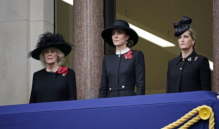 Isabel II se ausenta de ceremonia oficial por dolores de espalda