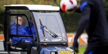 Louis Van Gaal sufre fractura de cadera previo al duelo frente a Noruega