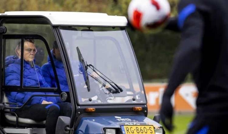 Louis Van Gaal sufre fractura de cadera previo al duelo frente a Noruega