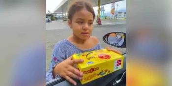 Niña vende dulces en la calle y habla cuatro idiomas