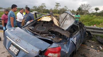 Fallece conductor tras volcar su vehículo en la Villahermosa-Coatzacoalcos