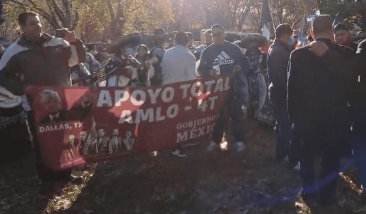 Migrantes mexicanos se congregan frente a la Casa Blanca para expresar apoyo a AMLO