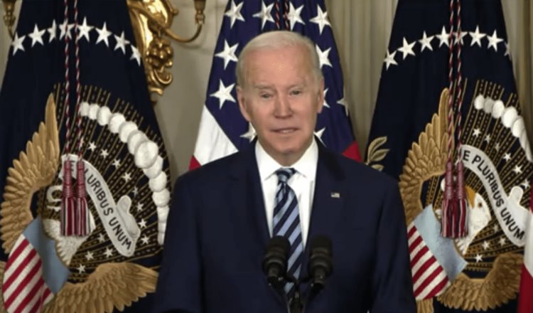 Firma Biden ley que permite perseguir en cualquier país a quienes ataquen a agentes de EE. UU.