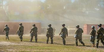 Ante llegada de caravana migrante, Texas blinda sus fronteras