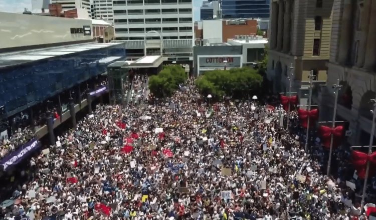 Protestan en Australia por vacunación obligatoria contra el COVID-19
