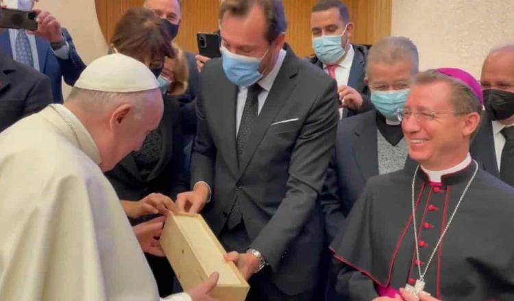 “A algunos les alegra demasiado”, bromea Papa Francisco tras recibir como obsequio botella de vino