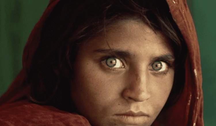Da Italia refugio a “niña afgana” de ojos verdes de National Geographic
