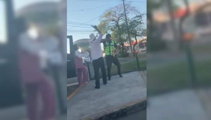 Conductor golpea a tránsito en Ruiz Cortines 