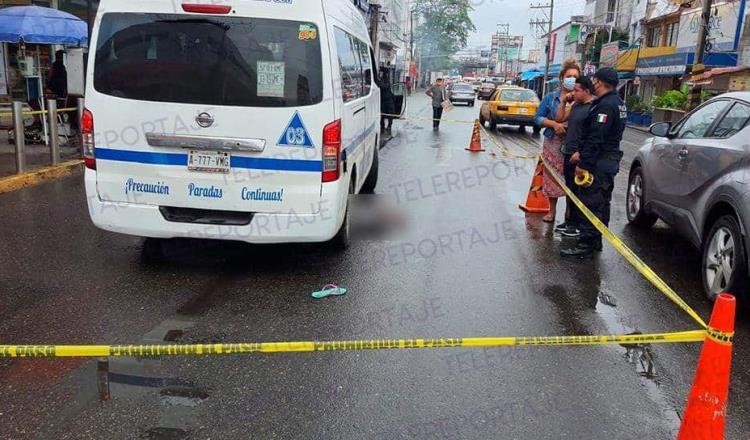 Combi del servicio público atropella y mata a mujer en Av. Mina