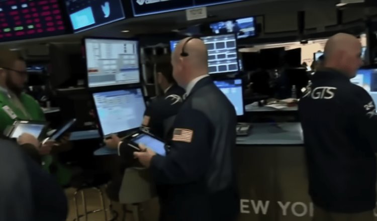 Se recupera Wall Street tras caída por aparición de ómicron