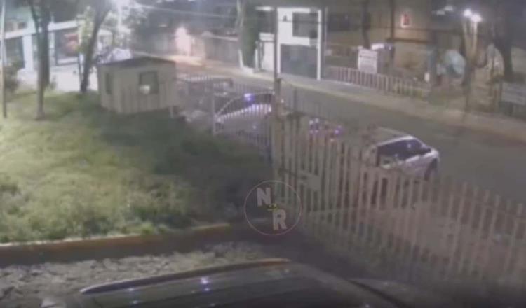Transportista en Edomex evita robo de motocicleta arrollando a ladrones