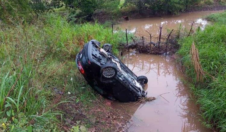 Mujer pierde el control y auto termina en arroyo de la Villahermosa-Teapa