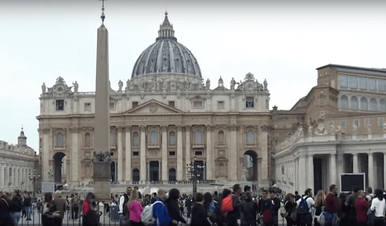 Regresa uso obligatorio del cubrebocas al aire libre en Roma