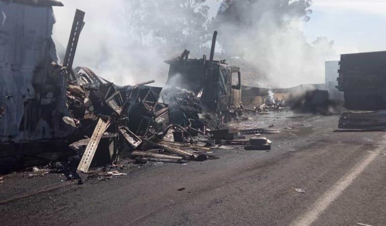 Arden 3 tráileres tras chocar en autopista en Tlaxcala; se reporta una persona muerta