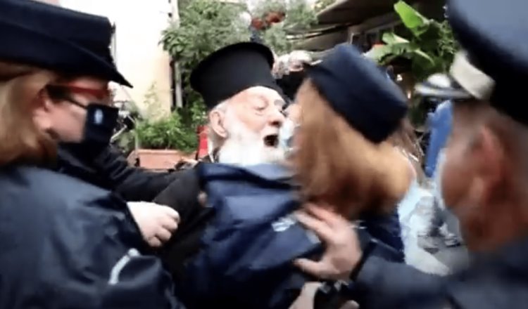 Sacerdote ortodoxo le grita “hereje” al Papa en Grecia y es detenido