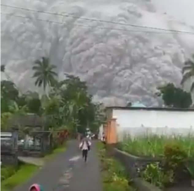 Hace erupción volcán Semeru en Indonesia