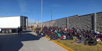 Rescatan en Puebla a 210 migrantes hacinados en un tráiler