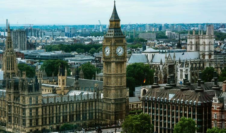 Encuentran “rastros” de cocaína en lavabos del Parlamento británico